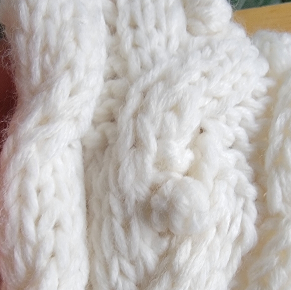 NWOT* GAP Knitted Hat and Scarf Set with pom pom balls. - Picture 4 of 6